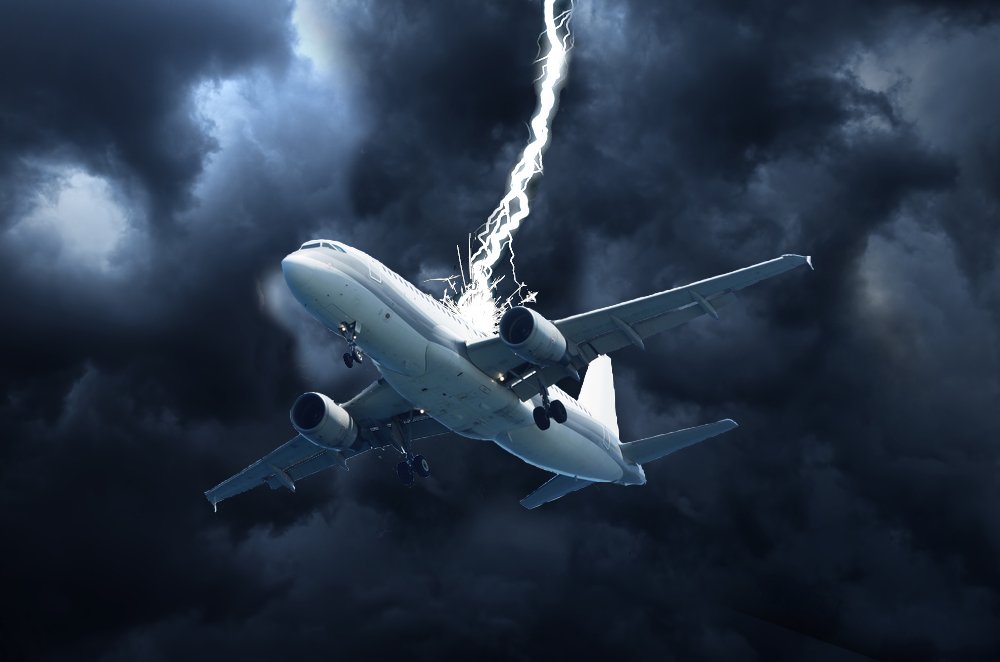 Un rayo alcanza avión y quema a un trabajador del aeropuerto en Florida, EE.UU.