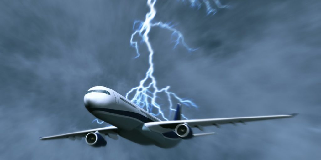 ¿Qué pasa si un rayo impacta en un avión?